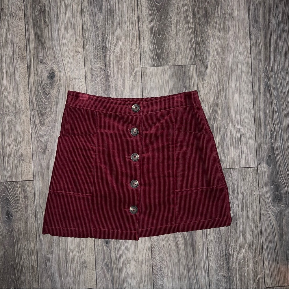 🍎 Red button down corduroy mini skirt from Forever 21 📌 Size M burgundy